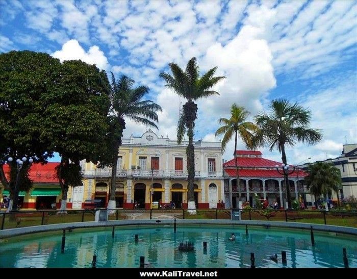 amazons_plaza_de_armas_iquitos_peru