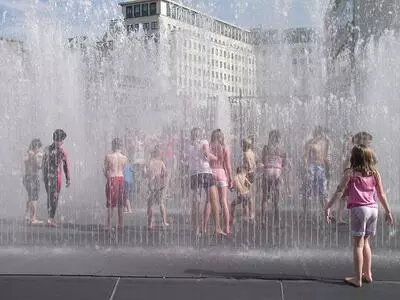 Kids in London's spurting dancing fountains getting wet.