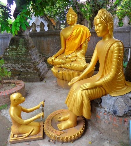 luang-prabang-wat-choumkhon-sourintharam-temple-golden-buddhas-laos