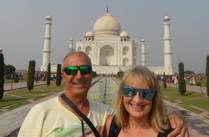 La autora Kali Marco junto a su esposo Juan en el Taj Mahal, durante sus viajes por La India.