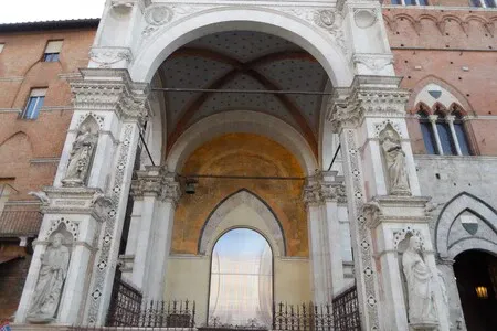 Sculptured marble loggia of the chapel stands on the façade of Palazzo Pubblico.