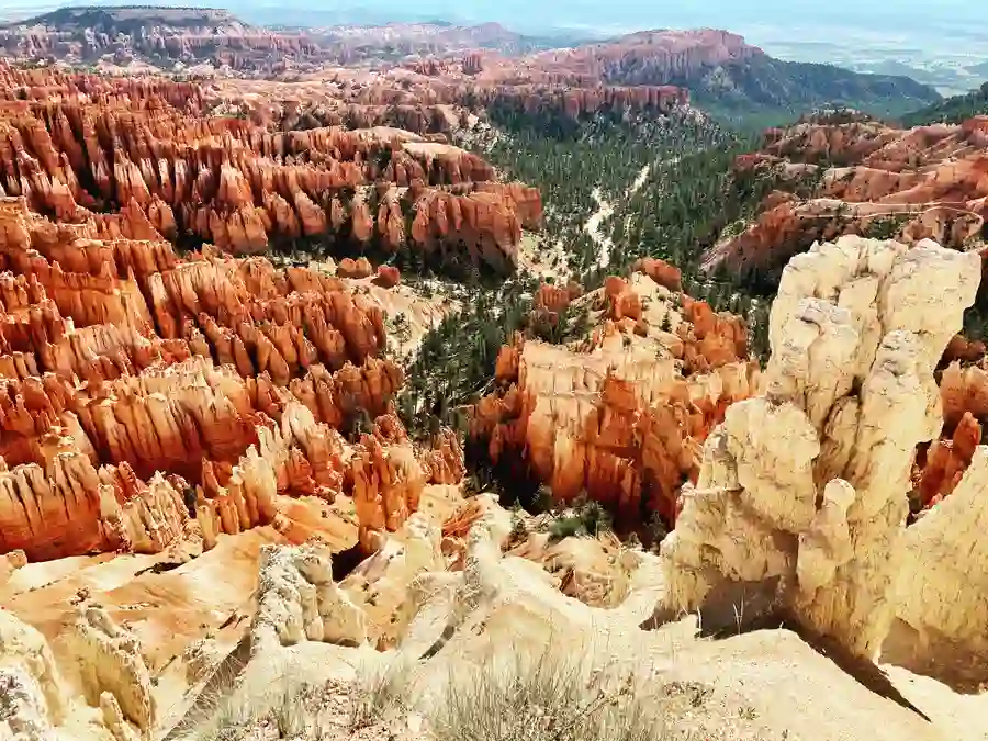 Landscape of white and red hoodoo cliffs in Bryce Canyon Amphitheater.