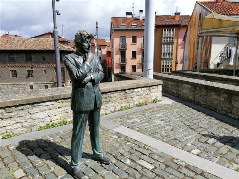 Statue of Ken Follet in Vitoria-Gasteiz, Spain.