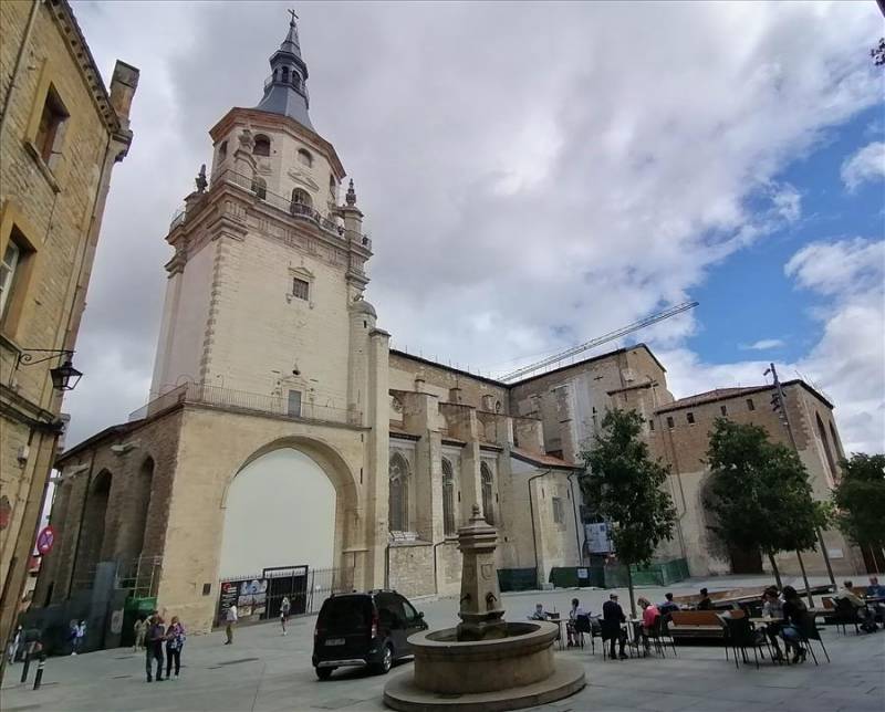 Santa Maria Cathedral in La Virgen Blanca Square in Medieval walls and gateway into Vitoria-Gasteiz, Spain.