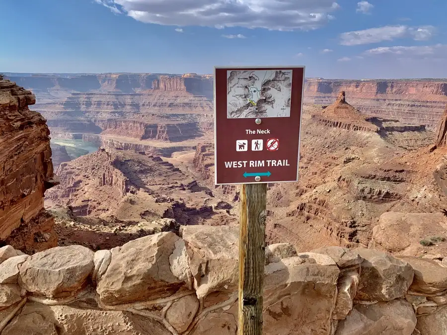 The Rim trail along the edge of Dead Horse Point.